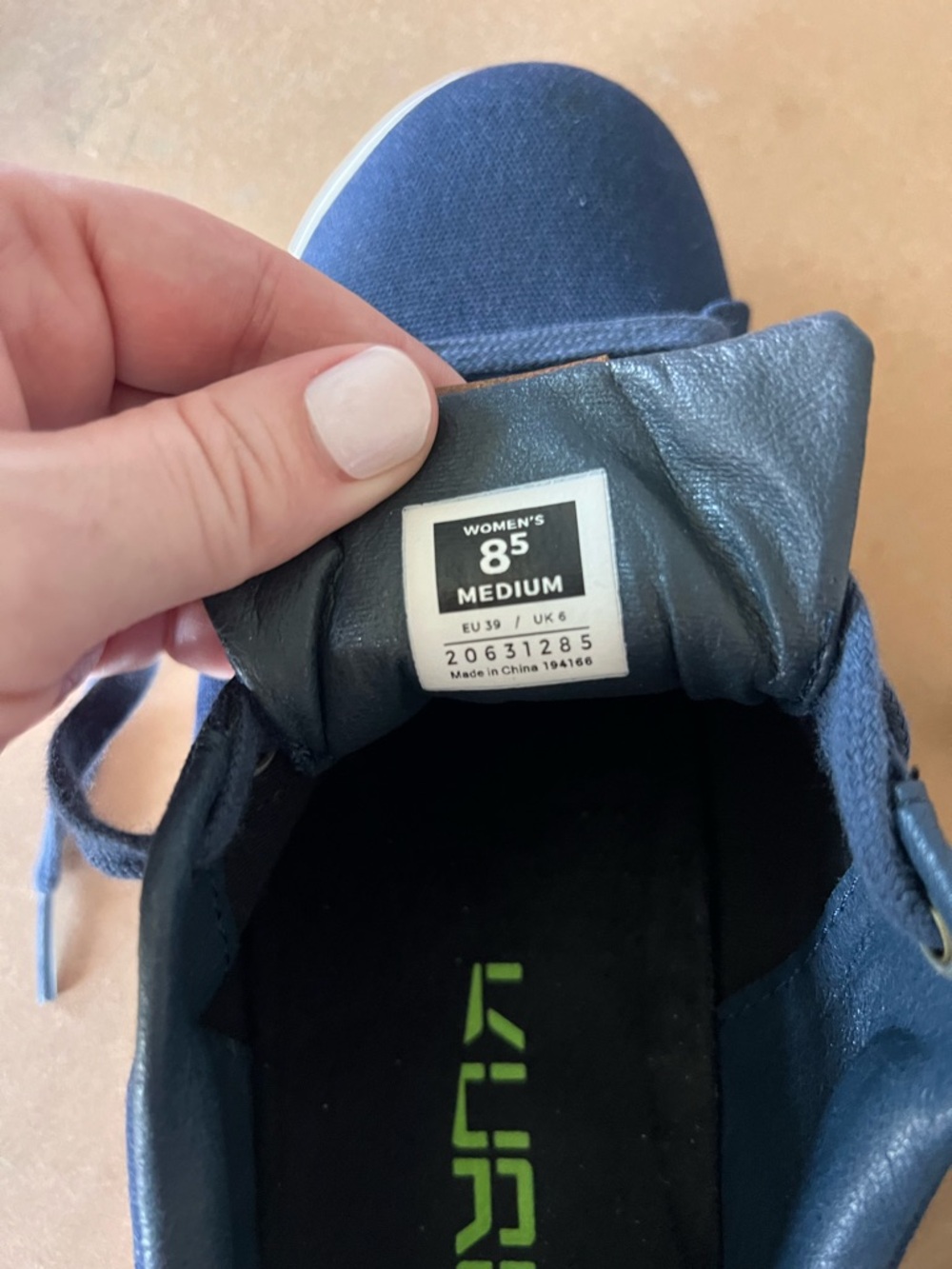 EUC Kuvu Women’s ROAM Canvas Shoe in Navy Size 8.5 - Picture 9 of 9